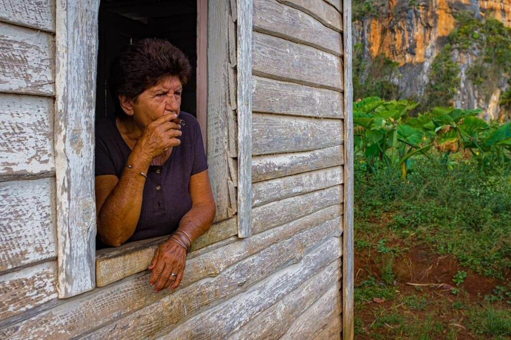 Kuba potovanja - gospa v Vinalesu s cigaro