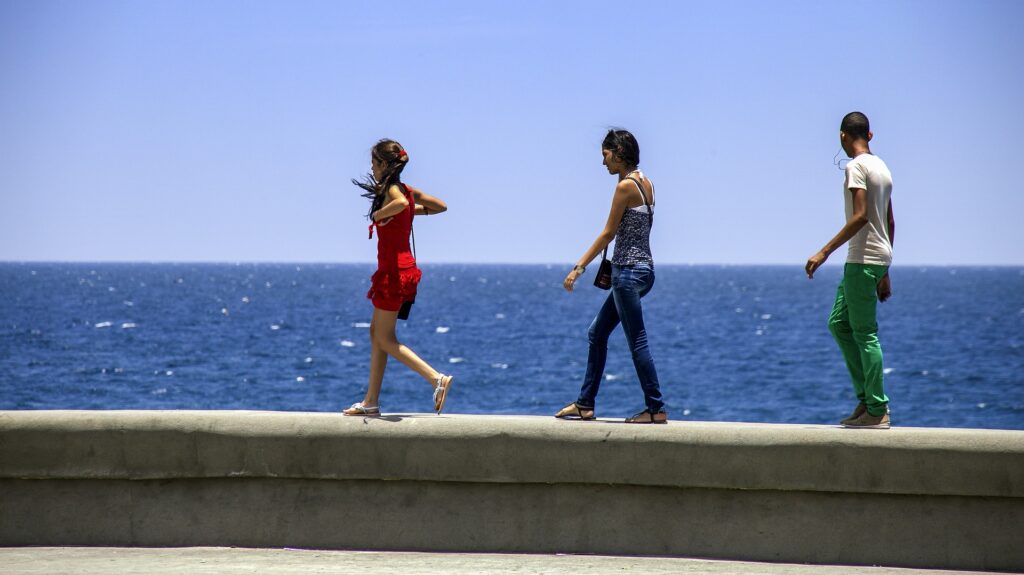 Kuba - turisti ob morju.